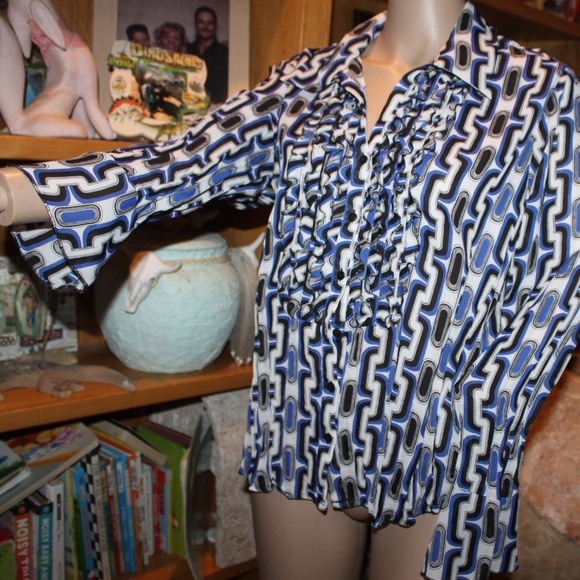 tuxedo front bell sleeve button front blouse M EUC - Picture 4 of 7